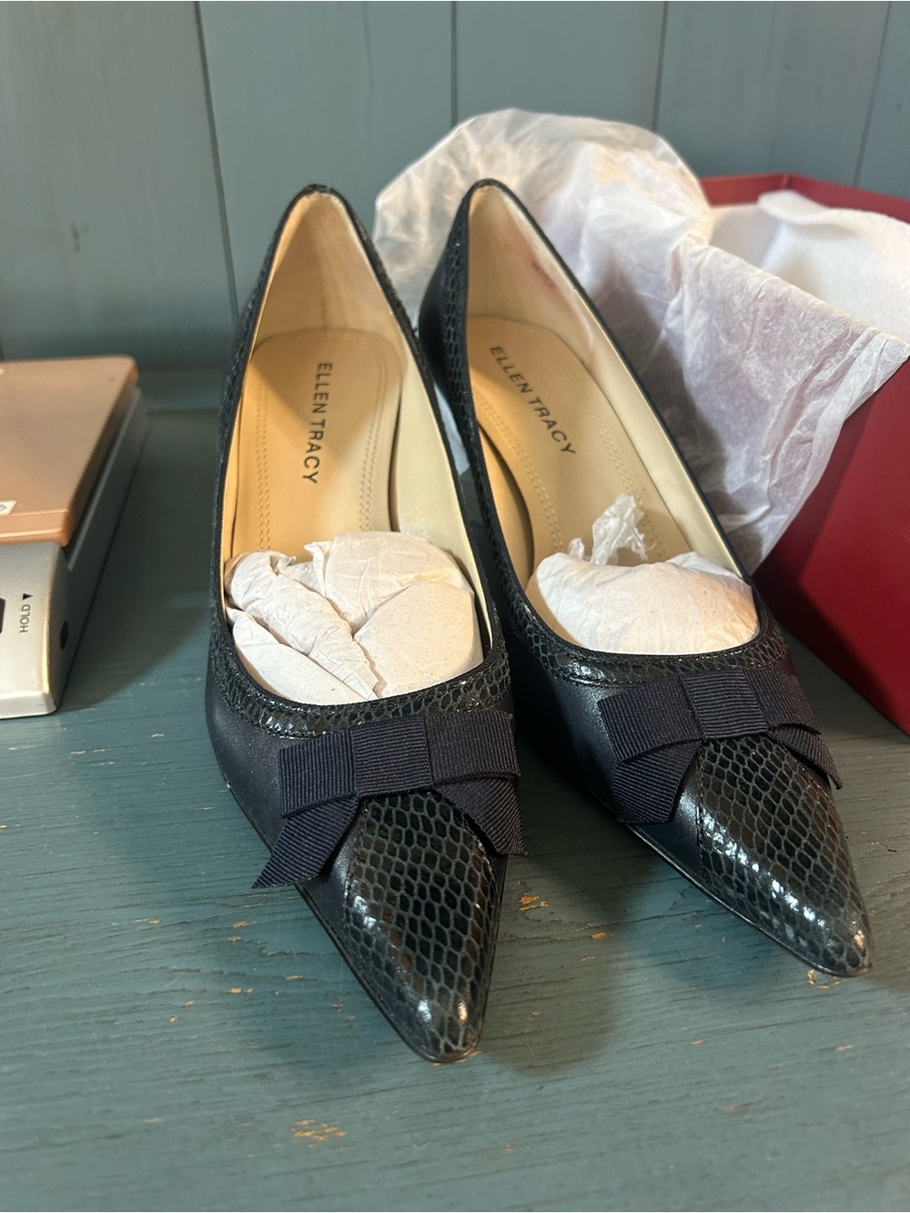Ellen Tracy Eclipse Navy Blue Pointed-Toe Bow Pumps w/Textured Finish | Size 7